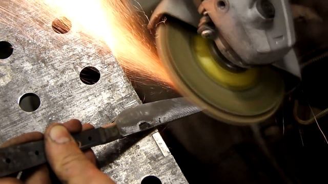 Как сделать кованый нож из рессоры своими руками. Making Knife from an Old Rusty Spring. смотреть онлайн