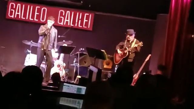 Pancho Varona y Alfred García cantando "Tan Joven y Tan Viejo" video de Susana Martorell смотреть онлайн
