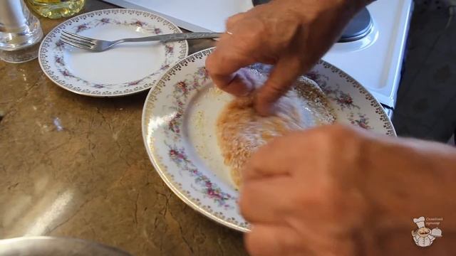 Куриные отбивные. Биточки из куриных грудок. Как жарить отбивные в панировке. смотреть онлайн