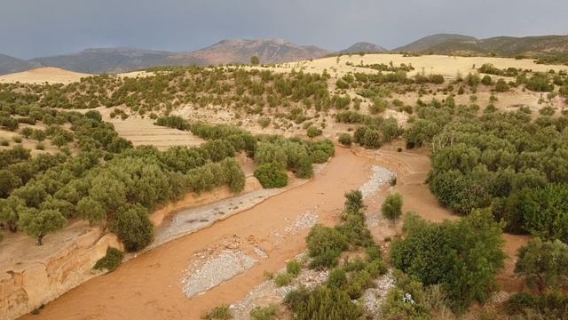 جديد: شاهد فيضان واد البشنة بالدرون في الأطلس المتوسط.m Vue d'en haut d'innondation d'une riviere смотреть онлайн