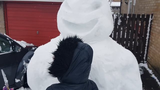 It's Snowing! Let's Build a Snowman смотреть онлайн
