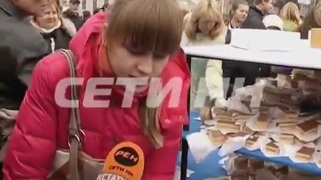 Давка за бесплатными пирожными в Нижнем Новгороде