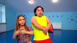 МИНИ УЧИТЕЛЬ РАЗОЗЛИЛСЯ ХОЧЕТ ВЫГНАТЬ ВСЕХ ИЗ КАМПУСА! КРОШКА ПРОТИВ ПОДРОСТКОВ...