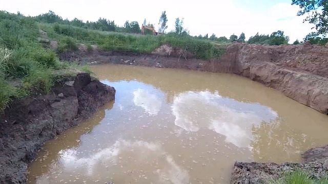 Копаем свой пруд на даче экскаватором. Пруд для рыбы и раков. Digging a pond. Пруд на своём участке смотреть онлайн