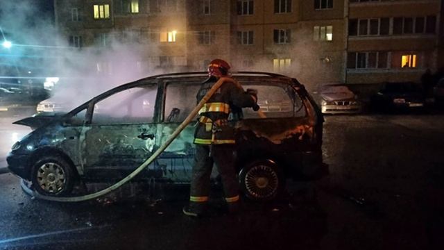 В соседних Калинковичах вчера вспыхнул автомобиль