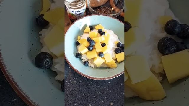 РИСОВАЯ КАША НА КОКОСОВОМ МОЛОКЕ С ФРУКТАМИ )) ПОДПИШИСЬ ❤❤ смотреть онлайн