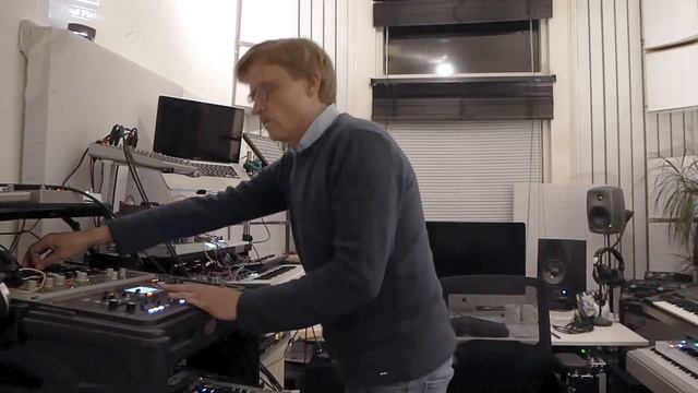 Delylaede - Behringer Model D & Deepmind 12 jam смотреть онлайн