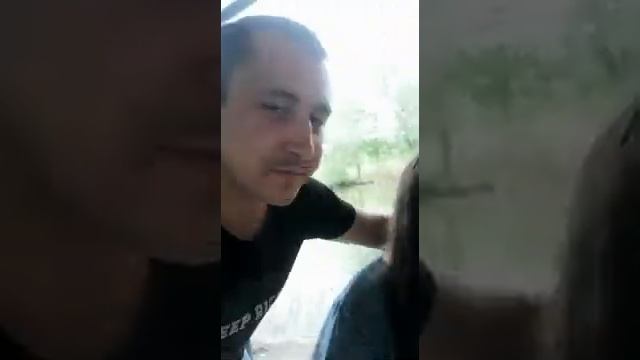 Девочки целуются на природе.