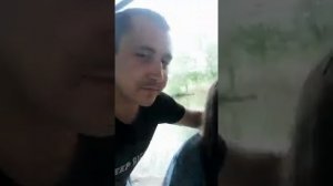 Девочки целуются на природе.