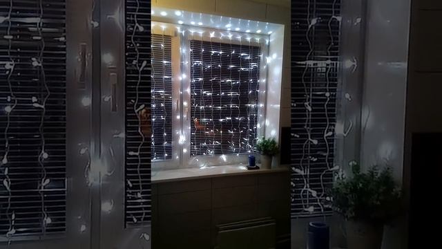 Оригинальный способ крепления светодиодной гирлянды на окно с жалюзи. смотреть онлайн