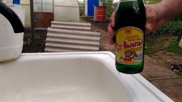Выбиваем дно бутылки с одного удара. смотреть онлайн