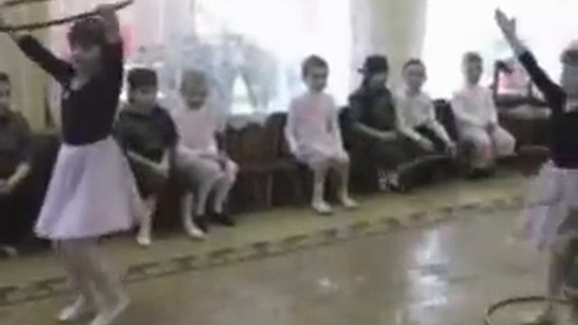 Танец "Хулахуп" по Суворовой 2.wmv смотреть онлайн