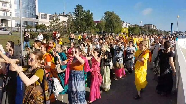Маха-харинама в Омске на набережной Иртыша 2 июня 2017 г. смотреть онлайн