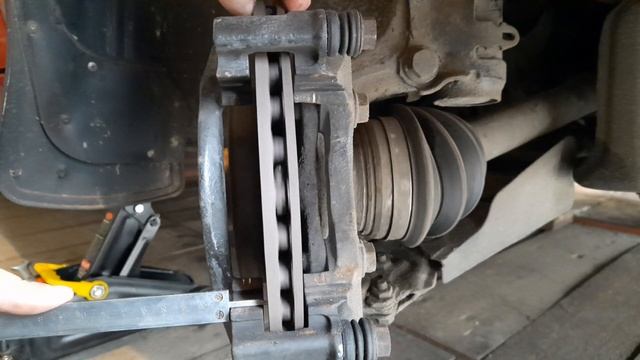 Биение и вибрация в руль при торможении. Тормозит рывками. смотреть онлайн