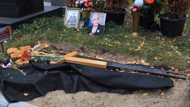 УЖАСАЮЩИЕ КАДРЫ! МОГИЛА И ПАМЯТНИК АКТРИСЫ ЭЛИНЫ БЫСТРИЦКОЙ ПРИВЕЛА В НЕДОУМЕНИЕ смотреть онлайн