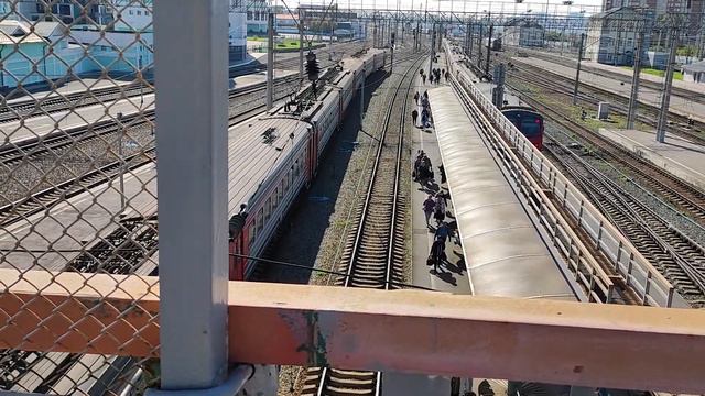 Электропоезд ЭД4М-0327 отправляется со станции Новосибирск-Главный смотреть онлайн