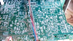 У старого музыкального центра LG с кассетными деками ,делаем линейный вход AUX под телефон.