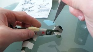 Нанесение декалей на сборную модель самолета