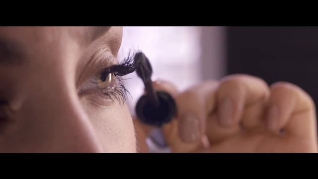 L'Oréal Paris So Couture So Black mascara - night out смотреть онлайн