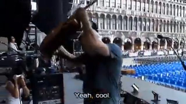 David Gilmour invites street artist to play on stage with him in italy смотреть онлайн