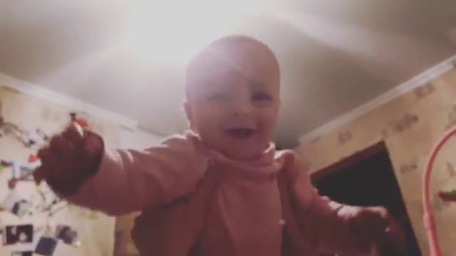 Смеется в 5 месяцев) смотреть онлайн