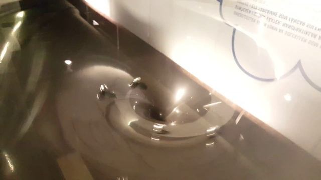 Шарики катятся в широкой воронке, по эллиптической орбите. Как скоро шарики провалятся в отверстие смотреть онлайн