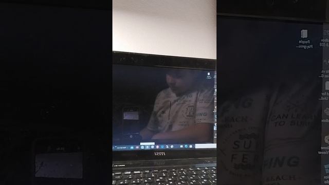 #сидя за столом