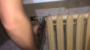 Установка заглушки в чугунную батарею с левой резьбой