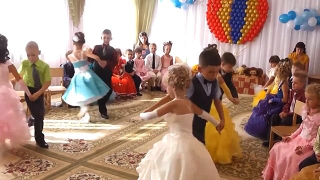 Танец "Шоколадная Самба" на выпускном 2012.Путешествие на воздушном шаре. Муз рук Максюта Г В смотреть онлайн