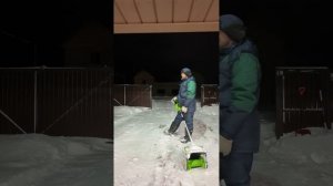 аккумуляторная лопата greenworks 40v процесс уборки снега