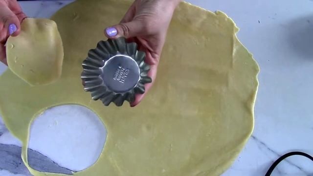 ПЕСОЧНЫЕ КОРЗИНОЧКИ с вишней. Песочное тесто рецепт за 3 минуты. смотреть онлайн