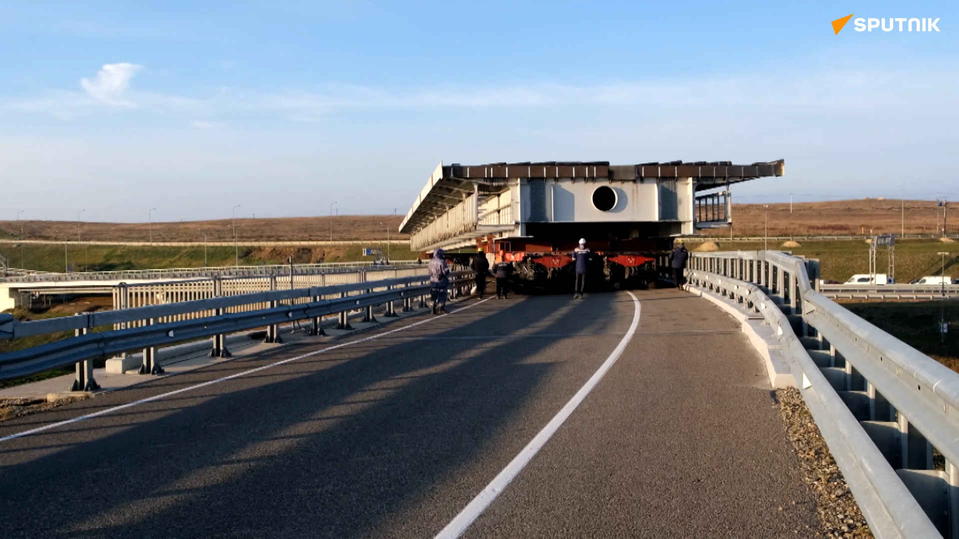 Nhịp đầu Tiên Của Cây Cầu Crưm được Lắp đặt