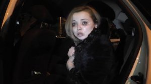 Обнаженная девушка на улицах города