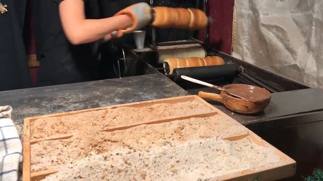 Как готовят трдельник в Праге смотреть онлайн