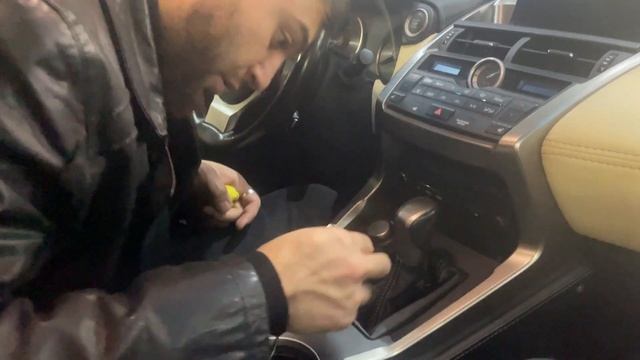 Как правильно протирать труднодоступные места в машине смотреть онлайн