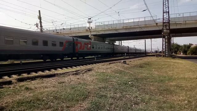 Электровоз ЭП1М-414 с Москва-Кисловодск прибывает на станцию Армавир-Ростовский смотреть онлайн