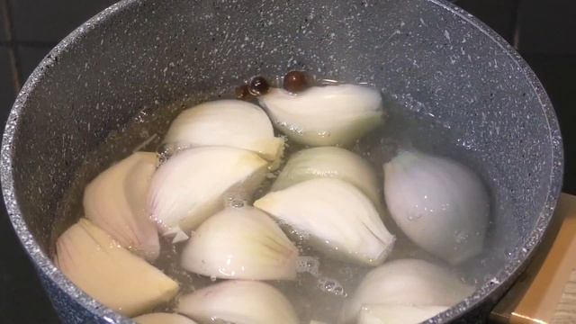 СЛАДКИЙ МАРИНОВАННЫЙ ЛУК. УНИВЕРСАЛЬНАЯ ЗАКУСКА. Вкусно и недорого. смотреть онлайн