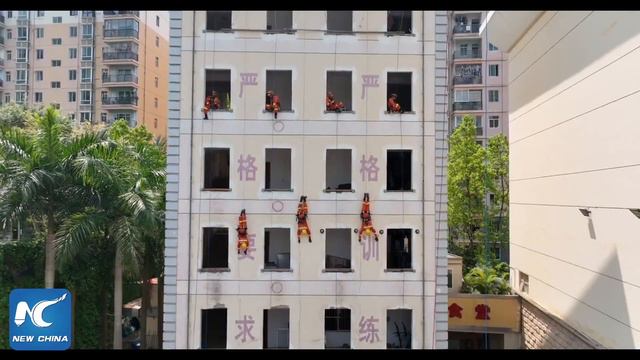 Firefighters' rope rescue drill in south China смотреть онлайн