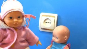 Куклы ПУПСИКИ играют с РОЗЕТКОЙ удар током - Мультик с куклами для детей.