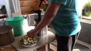 Делаем сок из груш шнековой соковыжималкой.