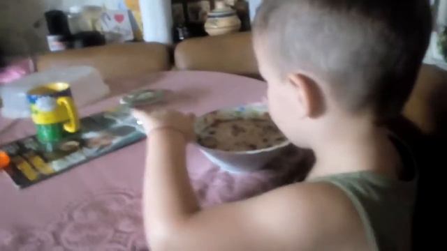 Тимофей ест шоколадный борщ :) смотреть онлайн