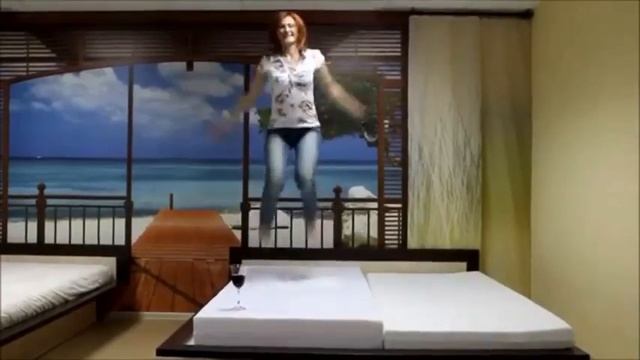 Бокал с вином стоит как вкопанный. Латексный матрас смотреть онлайн