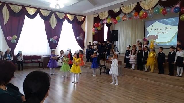 ДЕТИ ТАНЦУЮТ 1 В КЛАСС (ФЛЕШМОБ) смотреть онлайн