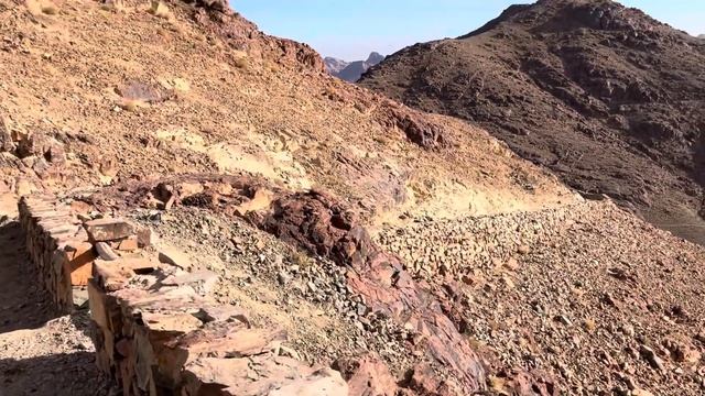 Трудная , каменистая дорога на гору Синай ,