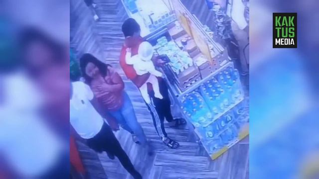Момент кражи планшета в магазине "Глобус" смотреть онлайн