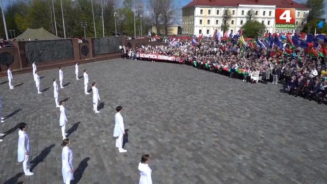 Торжественная церемония возложения венков и цветов к Вечному огню (Беларусь 4 Могилев,09.05.2021) смотреть онлайн