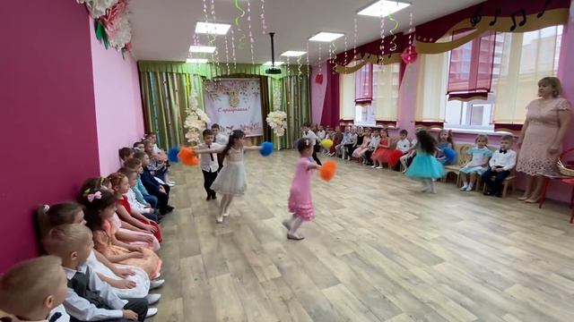 Танец на 8 марта, на 1 июня смотреть онлайн