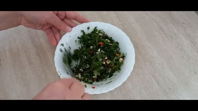 Малосольные помидоры, фаршированные зеленью и чесноком. Закуска, которая исчезает моментально смотреть онлайн