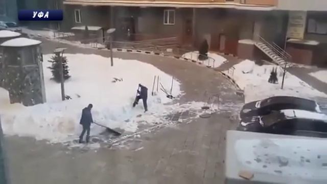 Уфимские коммунальщики придумали как избавиться от снега в Уфе! смотреть онлайн