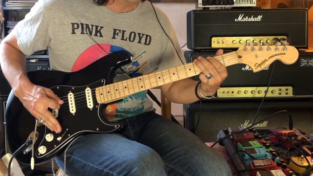 Playing Classic Pink Floyd' Solos with the Black Gilmour Squier Strat смотреть онлайн